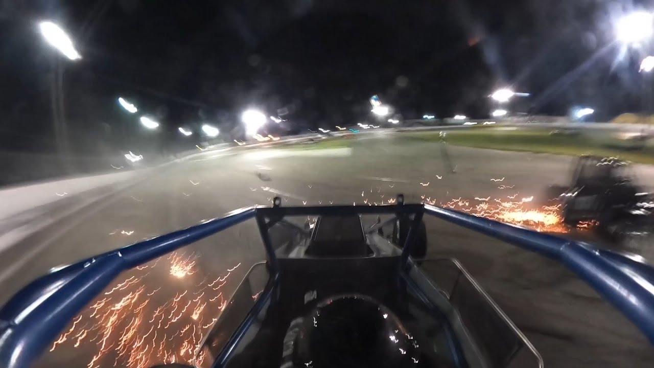 Passing For The Lead And Getting Crashed At Showtime Speedway  | Non Wing Sprints 4/9/22