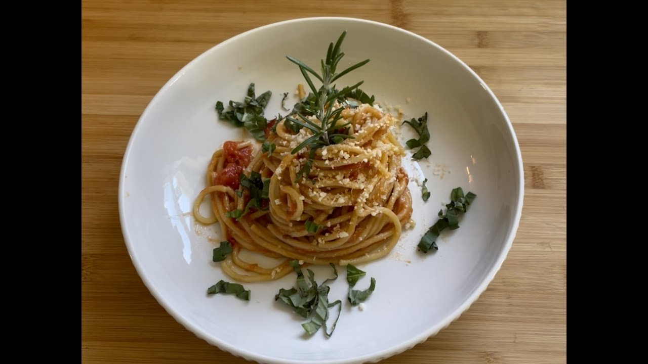 Spaghetti Pomodoro with Fresh Tomato Sauce and Homemade Garlic Olive Oil (detailed  recipe guide)