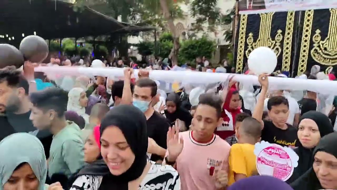 شاهد هجوم الشباب بعد صلاة عيد الأضحي بسبب البلالين و تدافع شديد بينهم