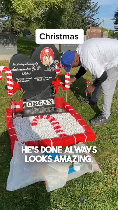 Download lagu This dad decorates his daughter’s grave for Christmas ever year ❤️