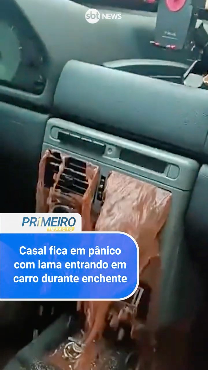 Casal fica em pânico com lama entrando em carro durante enchente