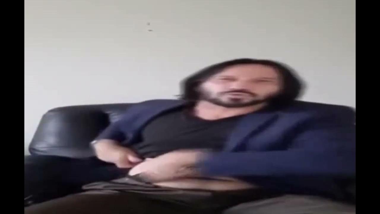 человек вынул нож слушать