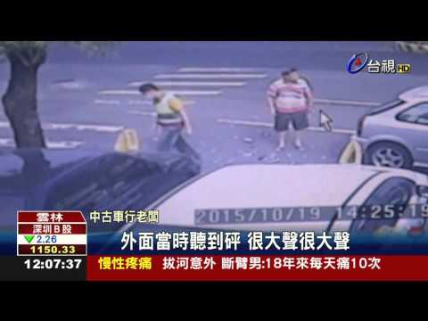 疑未禮讓轎車擦撞救護車「彈進」車行