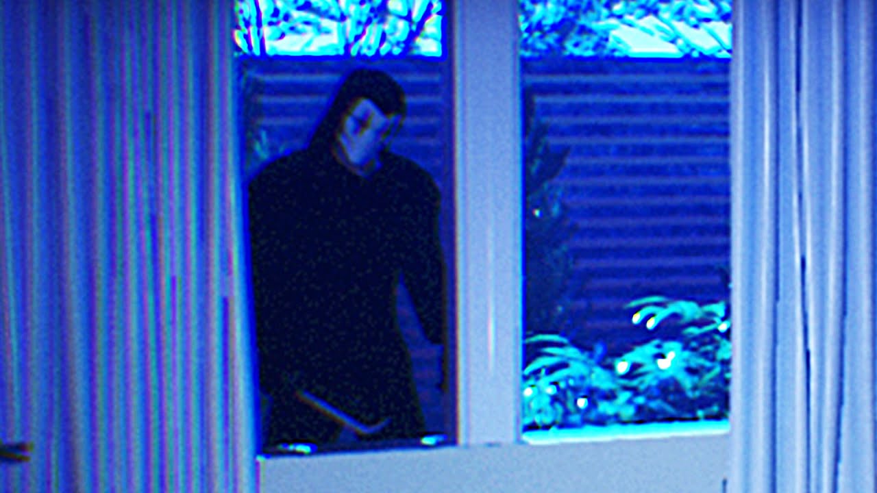 Window killer. Винди 31 человек за окном. Человек в окне винди. Человек за окном убийца.