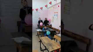 طلاب الصف الثالث يستقبلون مديرتهم فرحين بإستلام شهادات تقدير 