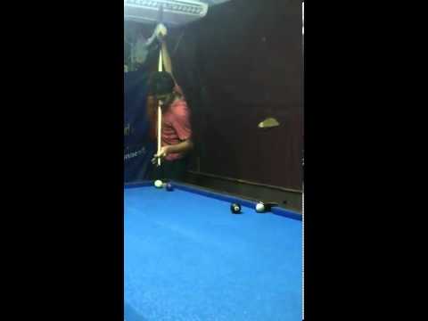       رمية طوسون تتحدى كبار المحترفين في لعبة اللبيلياردو