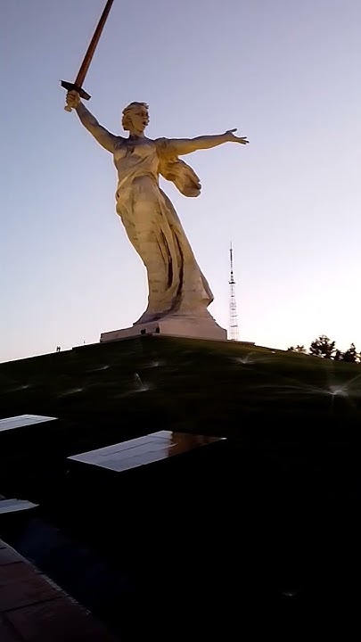родина мать в волгограде в вечернее время #волгоград #городгерой #дети ...
