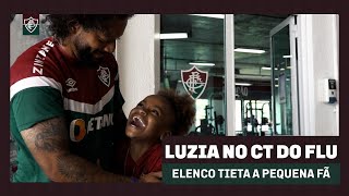 Thumbnail for O SONHO DE LUZIA: SÍMBOLO DO TÍTULO TRICOLOR CONHECE OS JOGADORES NO CT