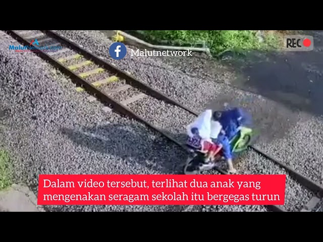 Detik-detik motor seorang Ibu bersama dua anaknya macet di tengah rel Kereta Api