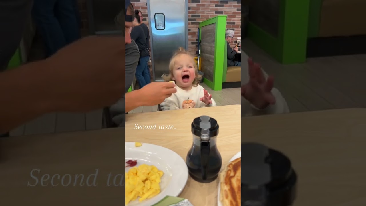 How we entertain our toddler ata restaurant 🤪 babies view 🐣 