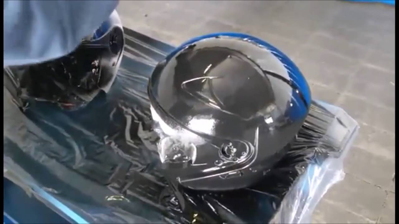 TUTORIAL APPLICAZIONE FULL DIP NERO OPACO PELLICOLA WRAPPING SPRAY MATT  BLACK SU CASCO - YouTube