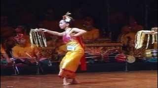 Indonesian Dance, Tari Pendet Bali,13 Oct 2013, @TIM Jakarta. Kezia A W. Courtesy : LKB Saraswati.