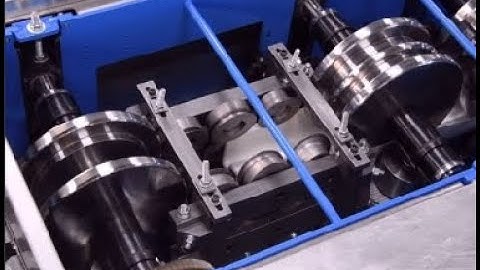 Mobile roll forming machine