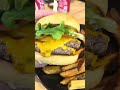 🍔 Podwójny cheeseburger i fryty w F. Ottomanelli, Woodside Queens — klasyczny amerykański smak 🍔