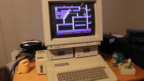 Vintage Apple IIe running Load Runner