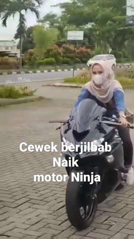 cewek cantik berjilbab naik motor Ninja