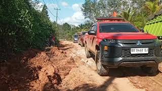 perkumpulan  truk Deriver  akibat truk hino  masuk  parit