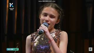 Барнаул, Маша на сцене со своей авторской песней, ей акомпонирует Барнаульский симфонический оркестр