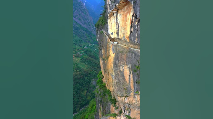 重庆巫溪兰英大峡谷，国内最危险的挂壁公路，距谷底深1200米！老司机来了都害怕！你敢来挑战吗？# #悬崖绝壁上的风景 #登上山顶看美景