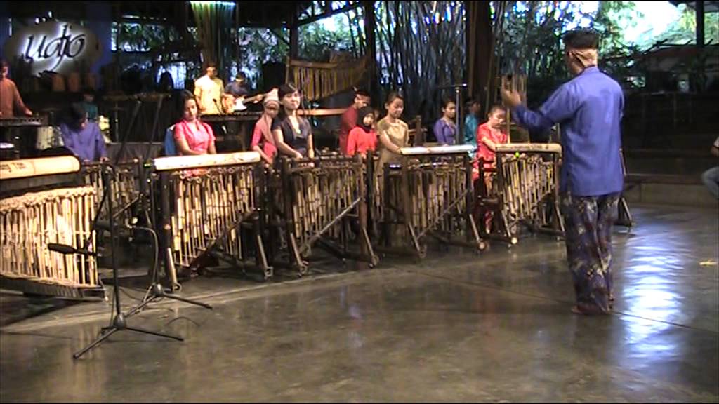 SAUNG UDJO ANGKLUNG PERFORMANCE - PART 1 - YouTube