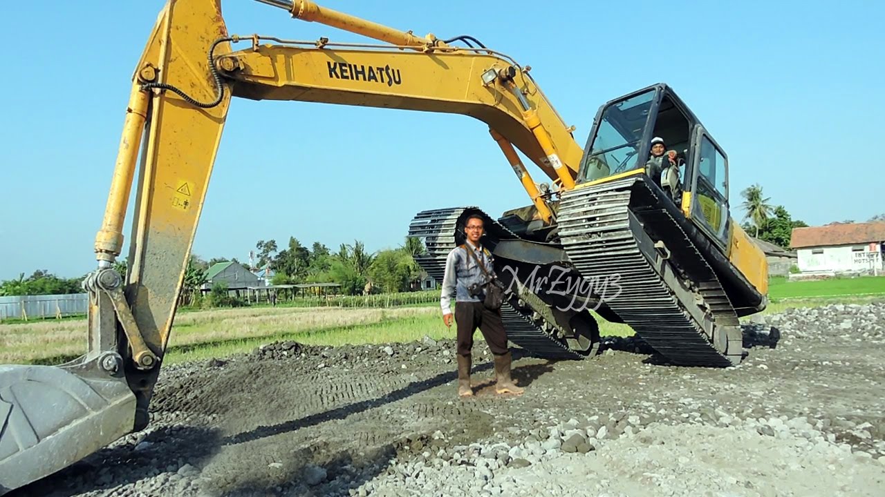 Excavator and Toyota Dyna Dump Truck Working Keihatsu 921C 