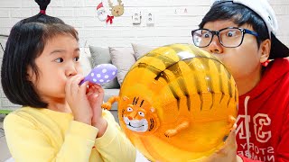 Boram dan Ayah bermain petak umpet dengan balon