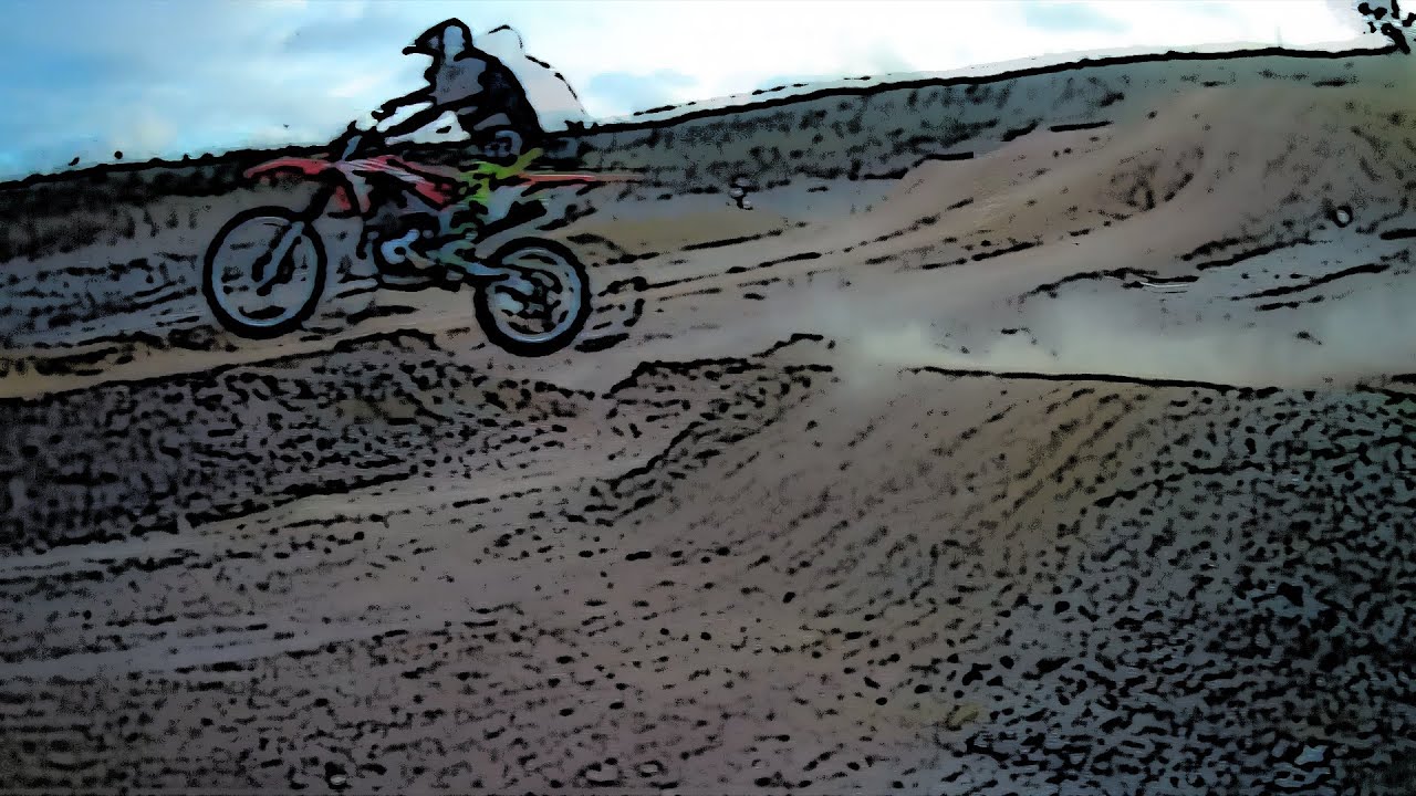 Jogo de moto de trilha empinando na areia com rampas