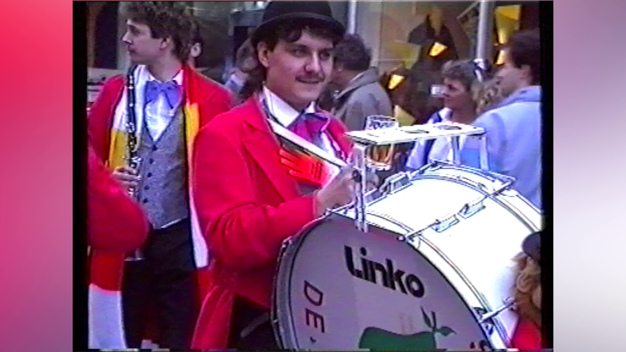 Carnaval 1990 in Oeteldonk, geen bananenpakken! (zie de verschillen in drukte tussen toen en nu).