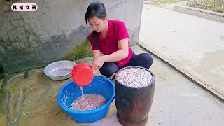 用山区特产的糯米制作传统美味的粽子，并拿到集市上售卖 #农村生活 #田园生活 #包粽子 #三农 #美食制作
