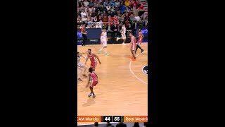 El rey mago FACU CAMPAZZO le entrega su regalo a ALEX LEN | Liga Endesa 2025-26
