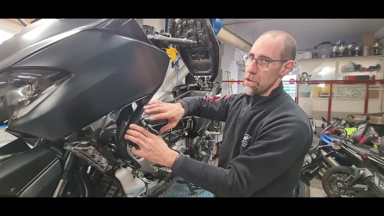 Smontaggio carene lato centralina Tmax 560 2020-2021