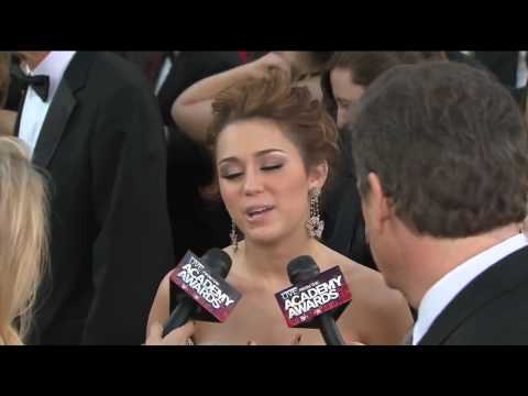 Sandra Bullock introduces Miley Cyrus!