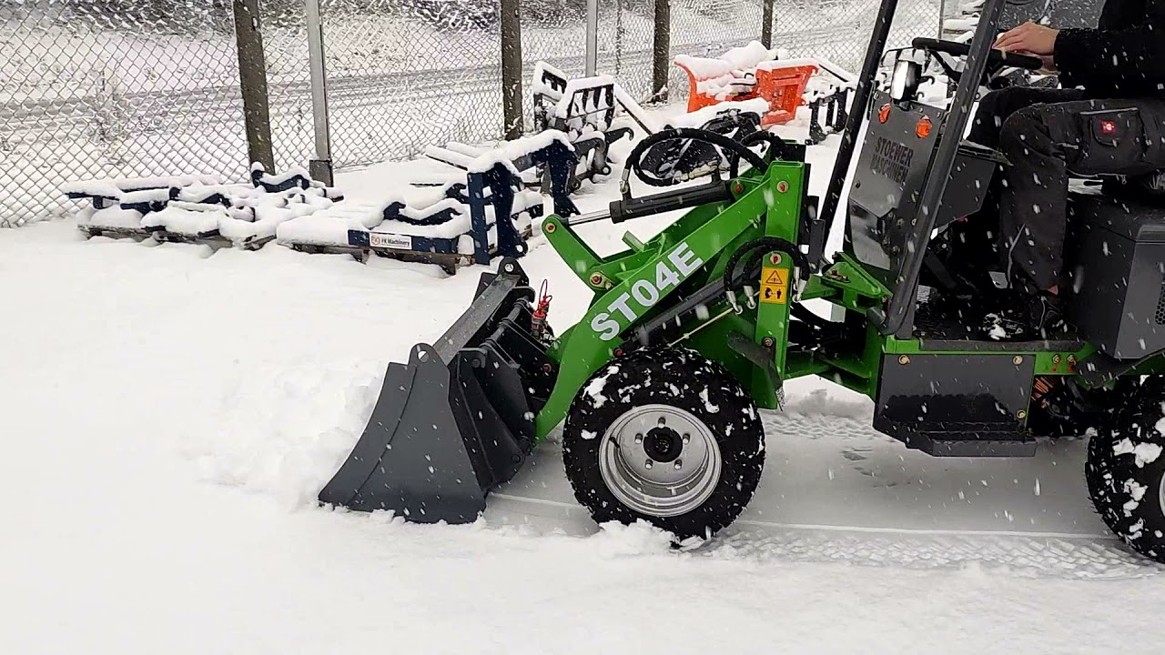 elektrischer Hoflader ST04E im Schnee
