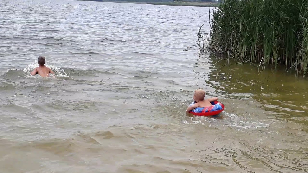 Человек выйдя из реки после купания. Купание голышом при родителях.