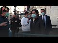 رئيسة حكومة مدريد إيزابيل أيوسو تلتقط الصور مع المواطنين في ساحة سول