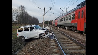 Поезд Снёс Внедорожник, Который Катался По Путям