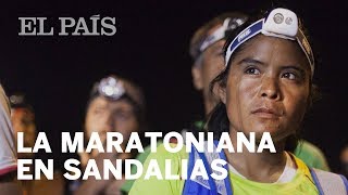 La mexicana que corre en sandalias también asombra a Europa | Internacional  - YouTube