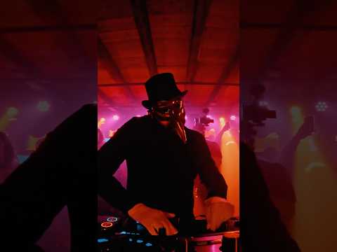 Who’s ready for the weekend? 🪩 I’ve just uploaded my 3HRS set from Thuishaven, Amsterdam!