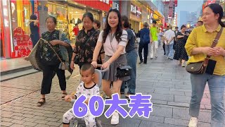 秋子在广州告别丫头哥赶往长沙，把妈妈接过来一起过60大寿，开心