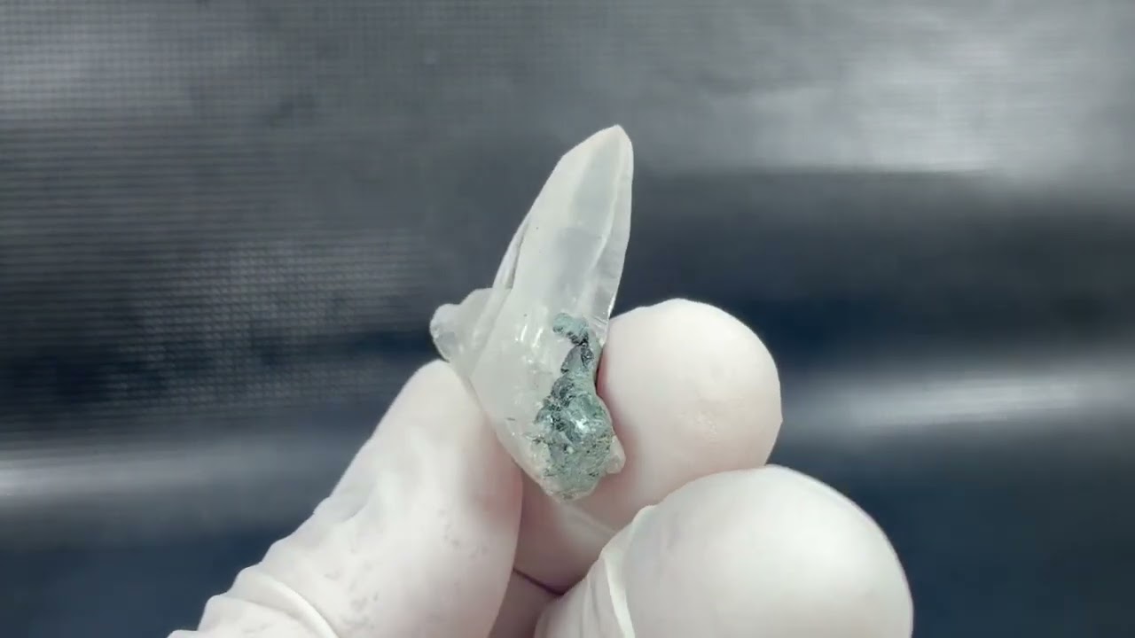 ガネーシュヒマール・ラパ産ウォータークリア水晶ポイント（テッシン