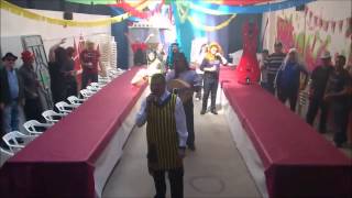 el caballo camina pa'lante de la albarda