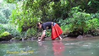 Primitive Life: Forest Man Meets A Ethnic Girl Catching Big Fish By The Stream | Primitive Food HB