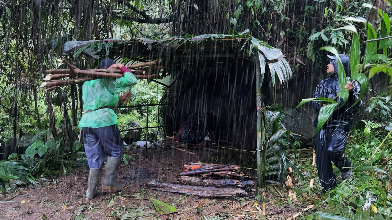 LONG HEAVY RAIN Bushcraft with My Friend‼️ | Building Shelter & Fire in the Heavy Rain Storm