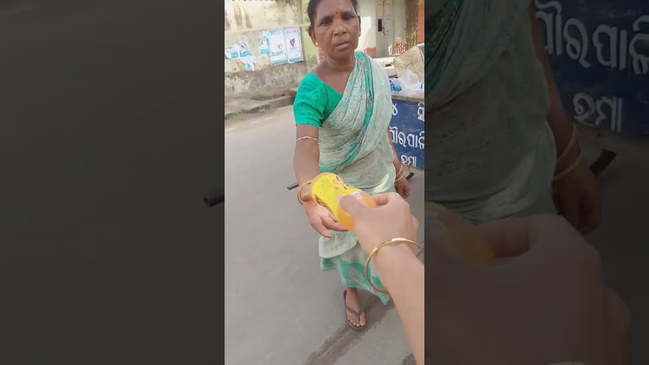 see the hard work of the woman it's too hot outside... respect her🙏👍🥰😍😊.