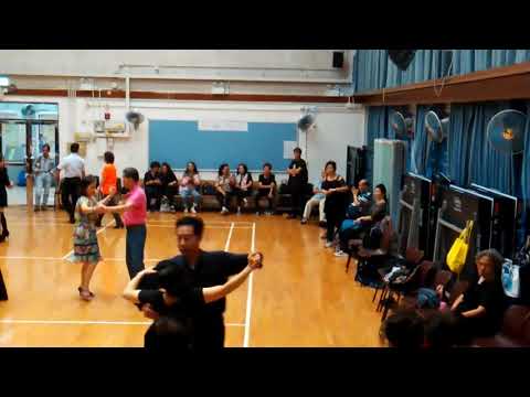 Kitty Yu 在 社區會堂演唱.