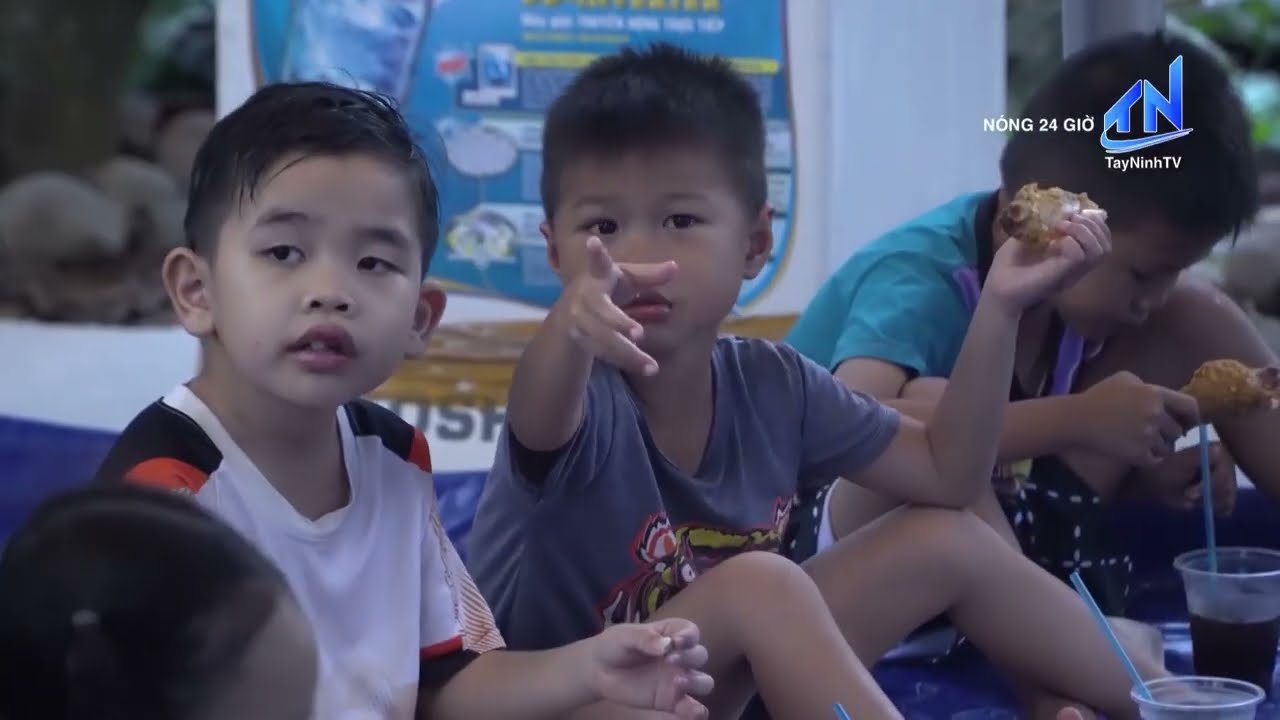 Bữa ăn yêu thương ở xóm trọ | TayNinhTV