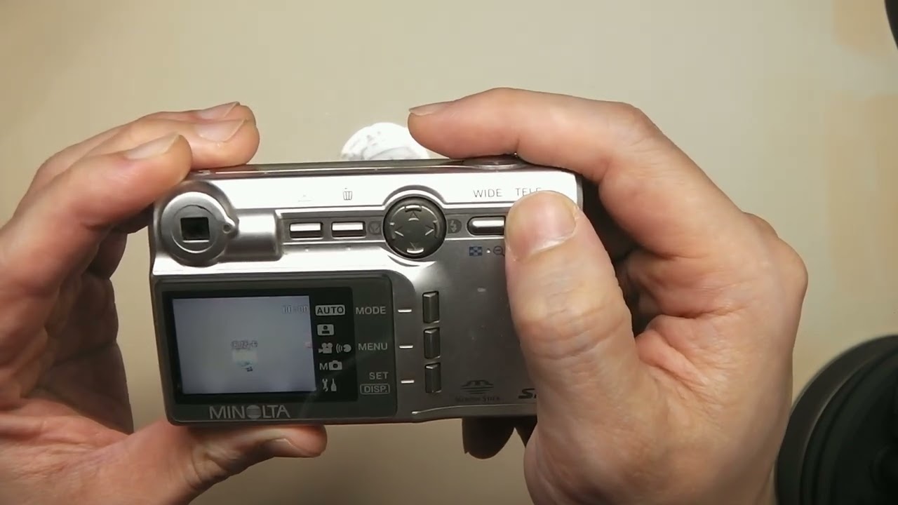 📷 **Minolta DiMAGE G400 | 400 萬畫素CCD 金屬滑蓋隨身相機** - YouTube