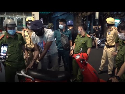 Video 363 Sài Gòn khống chế người nước ngoài trong cốp xe có... - youtube