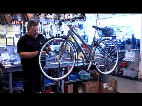 Video: Hvordan reparerer jeg et fladt cykeldæk uden værktøj?