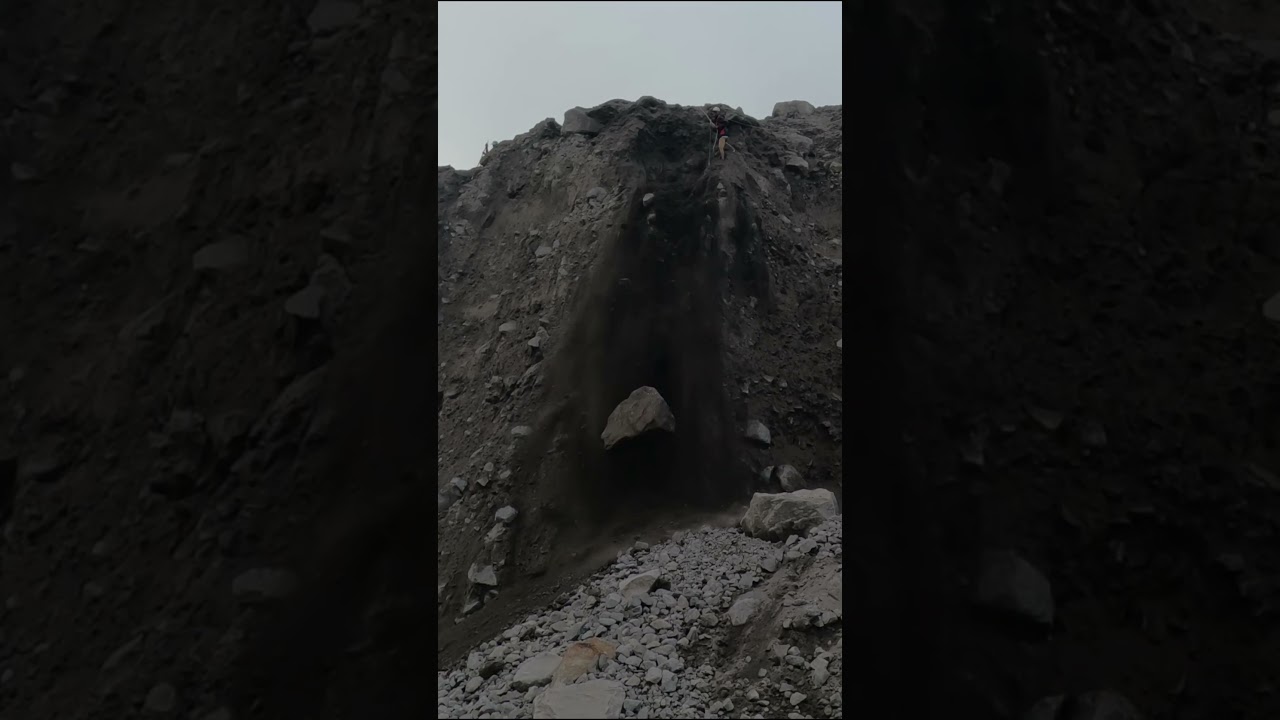 Batu besar jatuh dari tebing pasir yang tinggi!